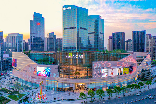 光環(huán)購物公園。藍天攝