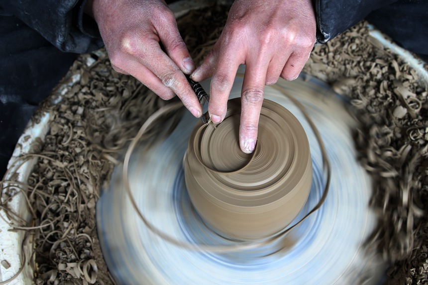 土陶技藝大師劉沛良在制作陶坯。楊敏攝