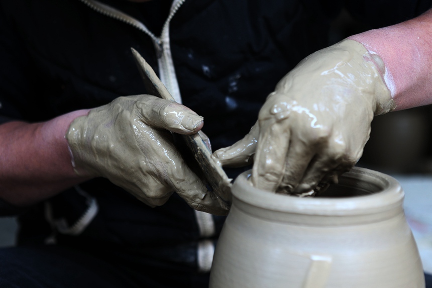 土陶技藝大師劉沛良在制作陶坯。楊敏攝