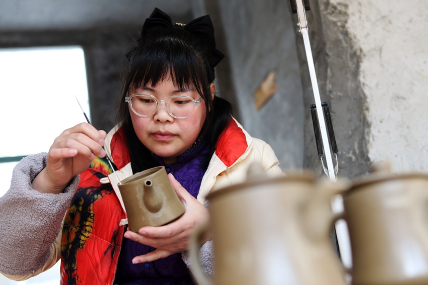 工人在整理茶具陶坯。楊敏攝