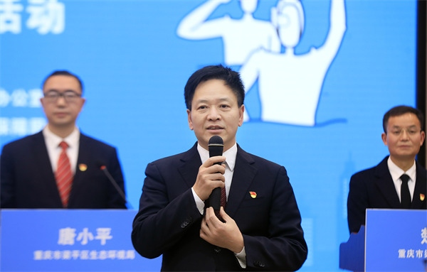 梁平區(qū)委書記錢建超回答市民提問。向成國(guó)攝