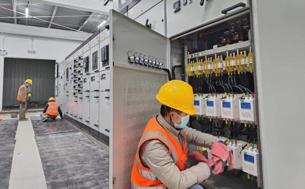 工人在項目現(xiàn)場抓緊施工。中建三局三公司安裝分公司供圖