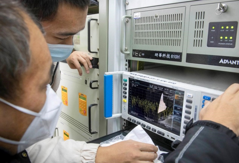 研究人員正在對后臺設備進行調(diào)試。張錦輝攝