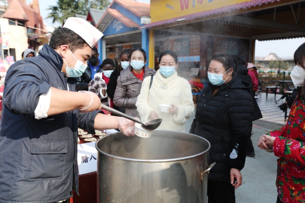 工作人員為游客送上臘八粥。邱振霖攝