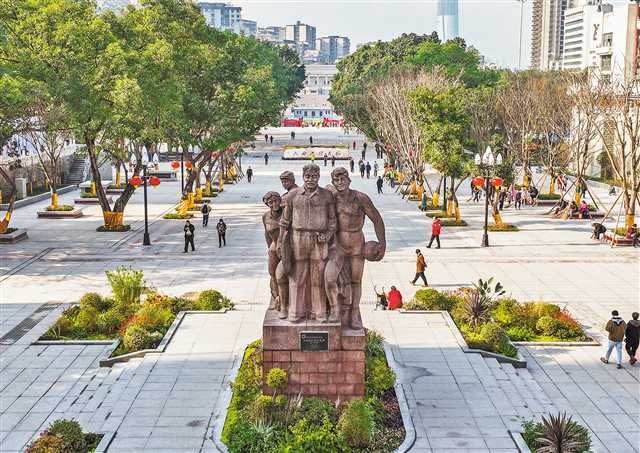 12月30日，渝中區(qū)賀龍廣場。