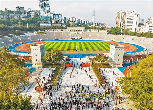 12月30日，大田灣體育場，不少市民前來健身打卡。本組圖片均由首席記者 龍帆 攝/視覺重慶