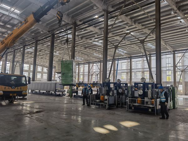 吊裝新設(shè)備。金龍電工供圖