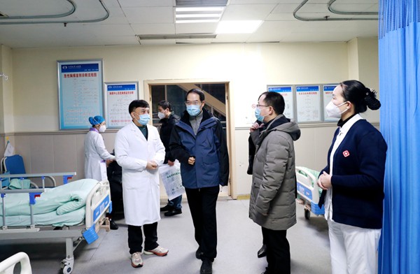 醫(yī)院黨委書記、院長(zhǎng)孫貴銀到急診科查看患者收治情況。院方供圖
