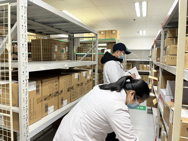 醫(yī)院藥師及時(shí)清點(diǎn)藥品庫(kù)存情況。院方供圖