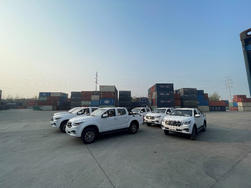 “重慶造”新能源汽車通過中老鐵路出口東盟。渝新歐公司供圖