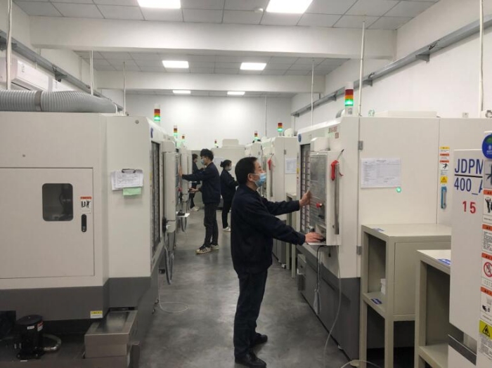 重慶川儀晶體科技分公司開發(fā)車間內(nèi)技術(shù)人員在加班趕訂單。受訪者供圖