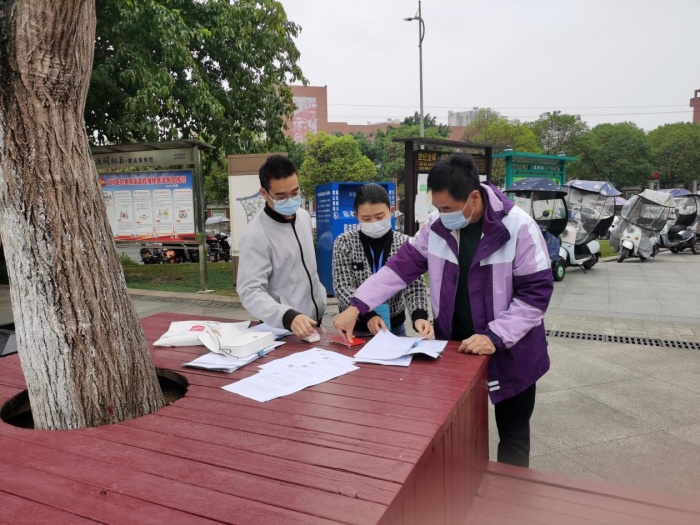 工行合川支行員工上門為客戶辦理業(yè)務(wù)。工行重慶市分行供圖