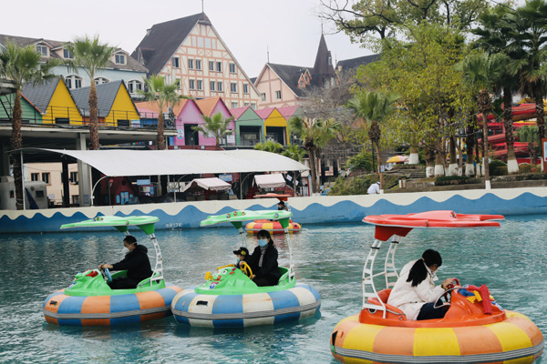 游客在景區(qū)游玩。楊孝永攝