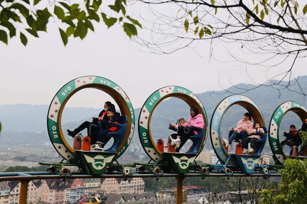 游客在景區(qū)享受節(jié)日快樂。紅酒小鎮(zhèn)供圖