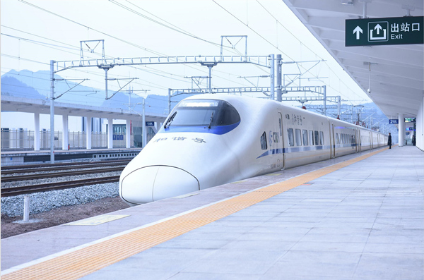 D6142次動車組列車駛?cè)胗謇F路黃水站。石柱縣融媒體中心供圖