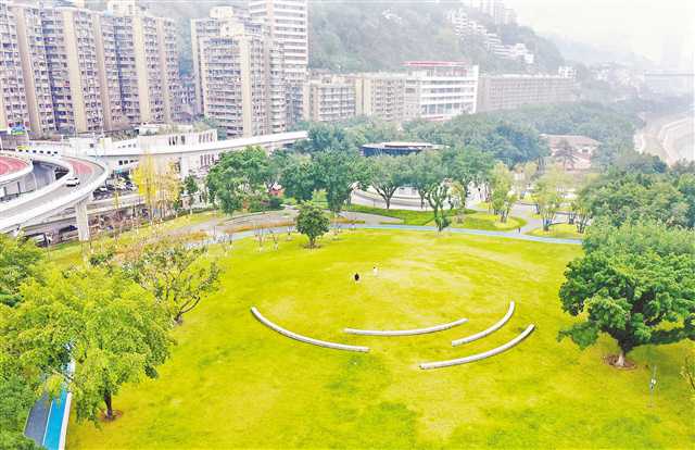 圖為市民在珊瑚公園玩耍。