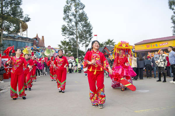 往屆年味文化節(jié)劃旱船表演。（資料圖）楊孝永攝