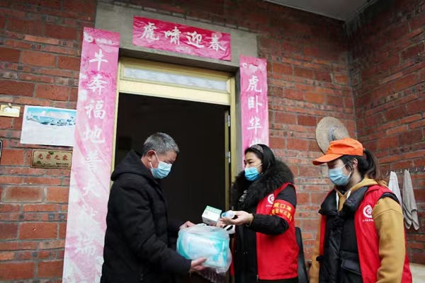 向60歲以上重點人群講解用藥知識和方法。陳仕川攝