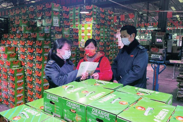 江津區(qū)稅務(wù)人員走訪雙福農(nóng)貿(mào)城內(nèi)商戶，宣傳講解稅費(fèi)優(yōu)惠政策。聶小淄攝