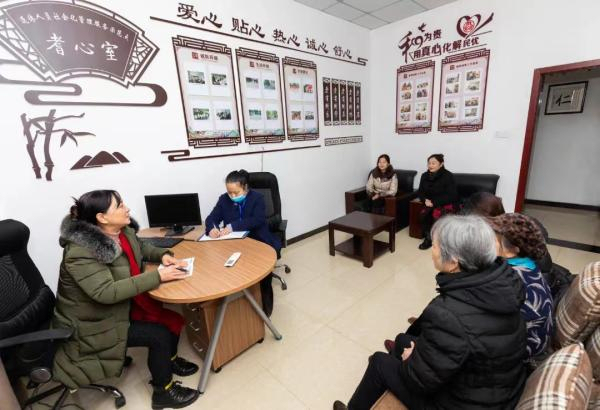 正在調解矛盾。花溪街道供圖