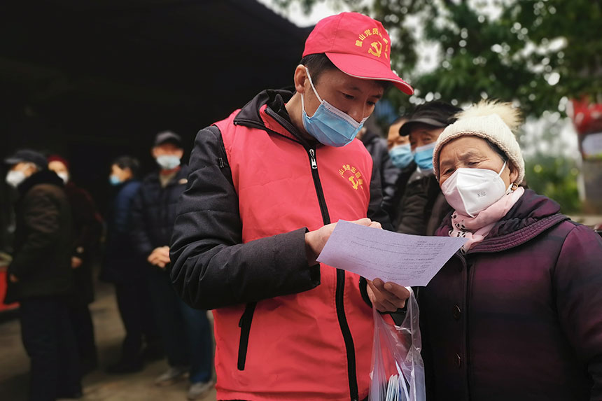 黨員志愿者為老人提供暖心服務(wù)。璧山區(qū)衛(wèi)生健康委供圖