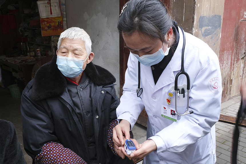 入戶為老人提供健康服務。蔣永勁攝