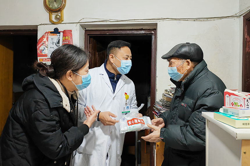 為老年人發(fā)放“健康包”。璧山區(qū)衛(wèi)生健康委供圖