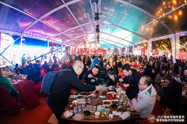 市民正在品嘗火鍋。活動(dòng)方供圖