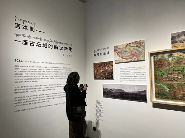 游客看展。蔣海濤攝