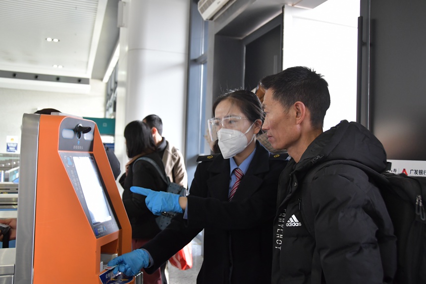 重慶西站工作人員幫助旅客完成進站車票核驗。魏偉攝