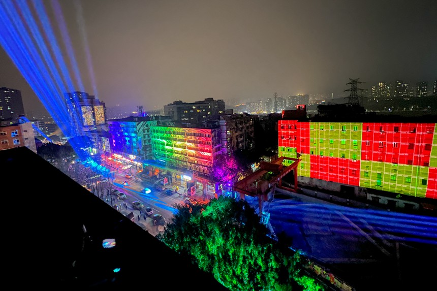 黃桷坪涂鴉藝術(shù)街區(qū)上演實景燈光秀。鄒樂攝