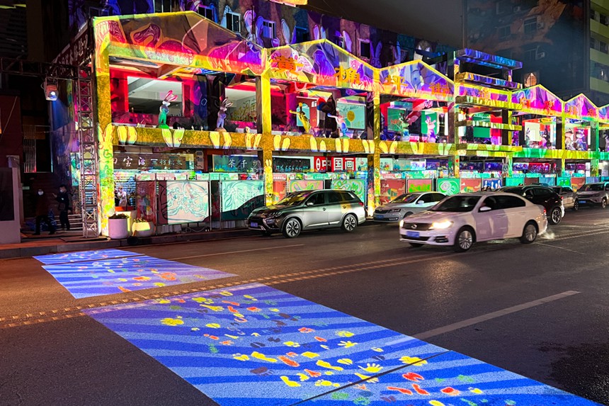 藝術(shù)家用光影打造的斑馬線。鄒樂攝