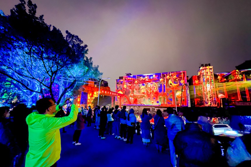 眾多市民打卡光影藝術(shù)節(jié)。鄒樂攝