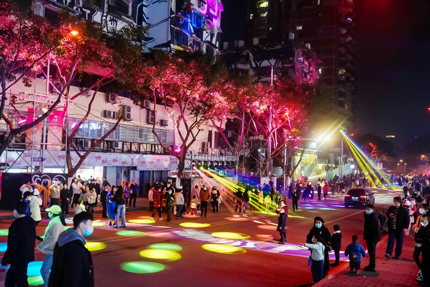 重慶首屆國際光影藝術(shù)節(jié)吸引眾多市民前來觀看。鄒樂攝