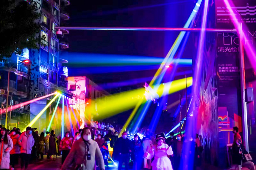 重慶首屆國際光影藝術(shù)節(jié)吸引眾多市民前來觀看。鄒樂攝