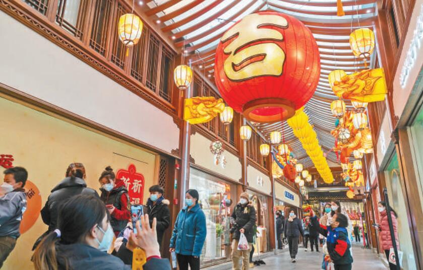 1月6日晚，上海豫園商城內的兔年燈會流光溢彩，游客絡繹不絕，年味漸濃。王 岡攝（影像中國）