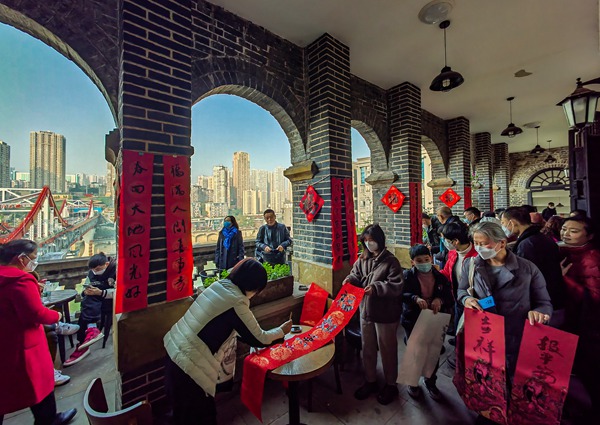                                           小書院中感受大年味                            劉政寧、姚於 2023年01月08日                              什么是“八大碗兒”？重慶人過年都有哪些習(xí)俗和“言子兒”？1月7日，一場(chǎng)溫馨的“年味兒”的講座，在渝中區(qū)曾家?guī)r書院拉開序幕。重慶知名漫畫家游江圍繞“年”字開展漫談，勾起諸多現(xiàn)場(chǎng)觀眾對(duì)傳統(tǒng)年味的集體記憶。                【詳細(xì)】                           