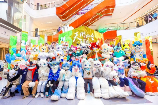 時(shí)代天街獸裝潮玩合影。重慶龍湖供圖