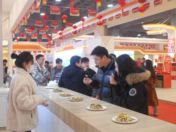 游客品嘗“海老漢”預(yù)制菜產(chǎn)品。張耀 攝