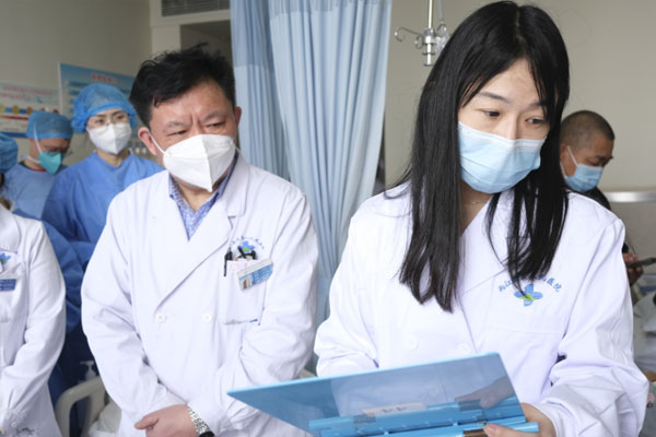 武漢協(xié)和醫(yī)院專家開展業(yè)務(wù)查房。劉林杰攝