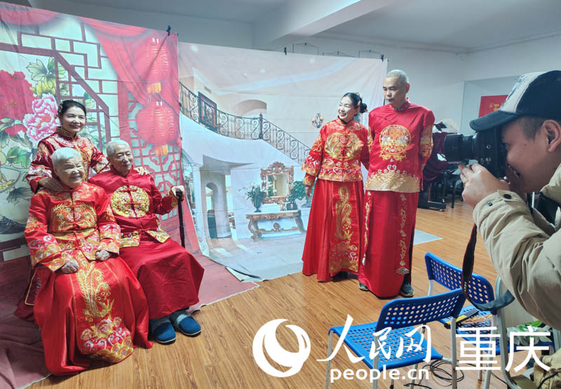 攝影志愿者用鏡頭定格下家人溫馨時(shí)刻。人民網(wǎng) 陳琦攝