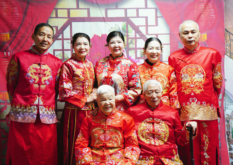 李朝榮老人和家人合影。李慧攝