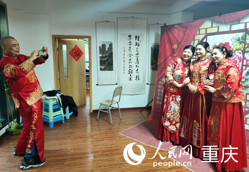 家人愉快合影。人民網(wǎng) 陳琦攝