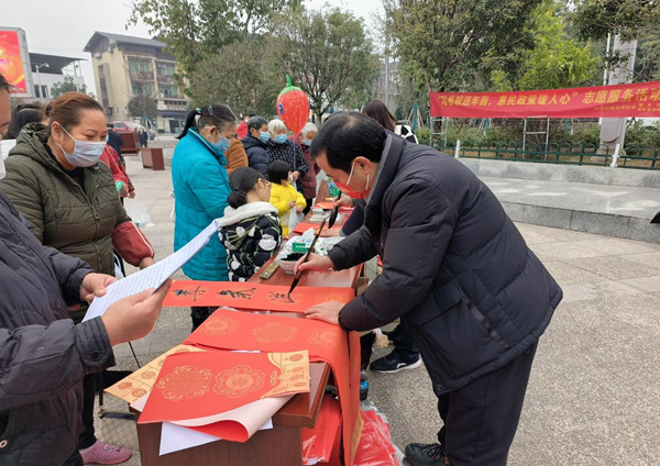 書法愛好者現(xiàn)場為居民書寫春聯(lián)。錢小麗攝