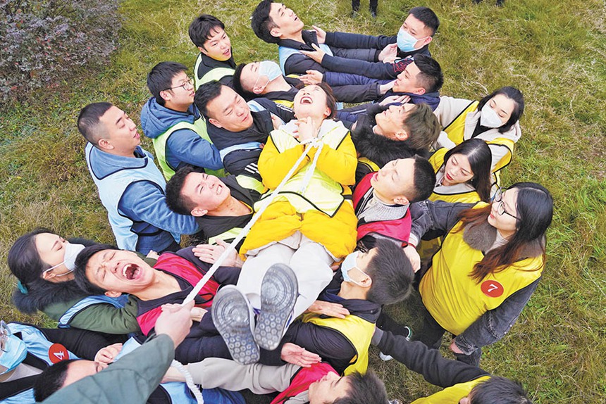 1月11日，永川區(qū)十里荷香拓展訓(xùn)練場，年輕人在全區(qū)青年人才聯(lián)誼交友會上參加“信任基石”活動。記者 崔力 攝/視覺重慶