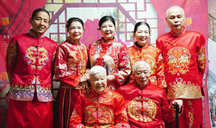                                           一張全家福 定格幸福年                            陳琦 2023年01月11日                              春節(jié)臨近，南岸區(qū)益友公益發(fā)展中心聯(lián)合上海城社區(qū)、雙峰山社區(qū)共同開展“五社聯(lián)動(dòng)聚合力·幸福影像留記憶”迎新春活動(dòng)。為社區(qū)老年夫妻免費(fèi)拍攝結(jié)婚紀(jì)念照和全家福，用相機(jī)定格一張張幸福的笑臉，讓他們過一個(gè)溫馨的、有意義的新年。                【詳細(xì)】                           