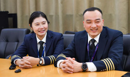                                           飛行員夫妻：一次次“擦肩而過”換來萬家團(tuán)圓                            陳琦、劉敏 2023年01月07日                              隨著國(guó)家疫情防控政策優(yōu)化調(diào)整，今年春運(yùn)，機(jī)場(chǎng)火車站等交通樞紐迎來近3年旅客出行高峰。數(shù)據(jù)預(yù)測(cè)，春運(yùn)期間，重慶江北國(guó)際機(jī)場(chǎng)旅客吞吐量將有望達(dá)到500萬人次。作為民航業(yè)內(nèi)少有的飛行員夫妻，重慶航空飛行員菅士博和妻子楊靜一次次“擦肩而過”，只為保障更多人回家與家人團(tuán)圓。                【詳細(xì)】                           