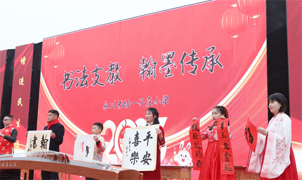 文藝志愿者現(xiàn)場書寫春聯(lián)。陳仕川攝