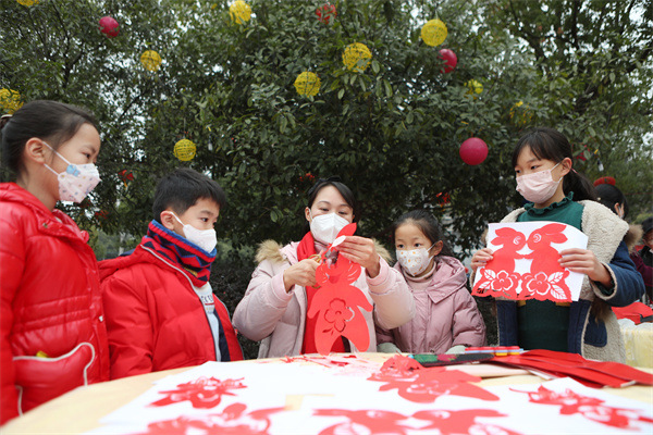非遺剪紙藝志愿者現(xiàn)場剪兔迎新春。陳仕川攝