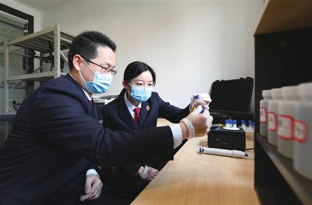 兩江地區(qū)檢察院干警在公益訴訟快速檢測(cè)工作站檢測(cè)采樣水質(zhì)